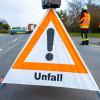 Bei einem Unfall in Memmingen wurde am Donnerstag ein Auto so stark beschädigt, dass eine Frau eingeklemmt wurde. Die Feuerwehr musste sie befreien. (Symbolfoto)