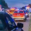 Auf der Autobahn bei Lindau passierte am Freitag ein Unfall, bei dem sich ein Auto überschlug und mehrere Menschen verletzt wurden. (Symbolbild)