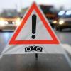 Bei einem Massencrash bei Überlingen-Nesselwangen sind zwei Menschen verletzt worden. Eine Autofahrerin hatte den Unfall ausgelöst, als sie beim Überholen auf der winterlichen Straße die Kontrolle verlor. (Symbolbild)