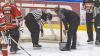 Vor 1.535 Zuschauern fand am Sonntagabend in der Memminger Eissporthalle die DEB Oberliga Partie zwischen dem ECDC Memmingen Indians und dem Deggendorfer SC statt. Die Gäste gewannen mit 2:3 Toren.
Paukenschlag in der ersten Minute
Das Spiel begann bereits in der ersten Minute mit einem Paukenschlag. Dominik Meisinger erzielte die 1:0 Führung und nur vier Minuten später erhöhte Matej Pekr auf 2:0 . Doch die Gäste schafften bis zum ersten Drittelende noch den Ausgleich zum 2:2.
Knapper Sieg
Im zweiten Abschnitt gelang Marcel Pfänder von den Gästen mit seinem zweiten Tor bereits der Siegtreffer zum 2:3 für die Deggendorfer in der 29. Minute. Die Memminger mühten sich in der Folgezeit vergebens noch den Ausgleich zu erzielen denn die Gäste hatten mit Timo Pielmeier einen ausgezeichneten Goalie im Tor der einfach jeden Puck, der auf sein Tor zukam, hielt.