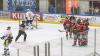 Vor 1.535 Zuschauern fand am Sonntagabend in der Memminger Eissporthalle die DEB Oberliga Partie zwischen dem ECDC Memmingen Indians und dem Deggendorfer SC statt. Die Gäste gewannen mit 2:3 Toren.
Paukenschlag in der ersten Minute
Das Spiel begann bereits in der ersten Minute mit einem Paukenschlag. Dominik Meisinger erzielte die 1:0 Führung und nur vier Minuten später erhöhte Matej Pekr auf 2:0 . Doch die Gäste schafften bis zum ersten Drittelende noch den Ausgleich zum 2:2.
Knapper Sieg
Im zweiten Abschnitt gelang Marcel Pfänder von den Gästen mit seinem zweiten Tor bereits der Siegtreffer zum 2:3 für die Deggendorfer in der 29. Minute. Die Memminger mühten sich in der Folgezeit vergebens noch den Ausgleich zu erzielen denn die Gäste hatten mit Timo Pielmeier einen ausgezeichneten Goalie im Tor der einfach jeden Puck, der auf sein Tor zukam, hielt.