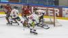 Vor 1.535 Zuschauern fand am Sonntagabend in der Memminger Eissporthalle die DEB Oberliga Partie zwischen dem ECDC Memmingen Indians und dem Deggendorfer SC statt. Die Gäste gewannen mit 2:3 Toren.
Paukenschlag in der ersten Minute
Das Spiel begann bereits in der ersten Minute mit einem Paukenschlag. Dominik Meisinger erzielte die 1:0 Führung und nur vier Minuten später erhöhte Matej Pekr auf 2:0 . Doch die Gäste schafften bis zum ersten Drittelende noch den Ausgleich zum 2:2.
Knapper Sieg
Im zweiten Abschnitt gelang Marcel Pfänder von den Gästen mit seinem zweiten Tor bereits der Siegtreffer zum 2:3 für die Deggendorfer in der 29. Minute. Die Memminger mühten sich in der Folgezeit vergebens noch den Ausgleich zu erzielen denn die Gäste hatten mit Timo Pielmeier einen ausgezeichneten Goalie im Tor der einfach jeden Puck, der auf sein Tor zukam, hielt.