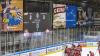 Vor 1.535 Zuschauern fand am Sonntagabend in der Memminger Eissporthalle die DEB Oberliga Partie zwischen dem ECDC Memmingen Indians und dem Deggendorfer SC statt. Die Gäste gewannen mit 2:3 Toren.
Paukenschlag in der ersten Minute
Das Spiel begann bereits in der ersten Minute mit einem Paukenschlag. Dominik Meisinger erzielte die 1:0 Führung und nur vier Minuten später erhöhte Matej Pekr auf 2:0 . Doch die Gäste schafften bis zum ersten Drittelende noch den Ausgleich zum 2:2.
Knapper Sieg
Im zweiten Abschnitt gelang Marcel Pfänder von den Gästen mit seinem zweiten Tor bereits der Siegtreffer zum 2:3 für die Deggendorfer in der 29. Minute. Die Memminger mühten sich in der Folgezeit vergebens noch den Ausgleich zu erzielen denn die Gäste hatten mit Timo Pielmeier einen ausgezeichneten Goalie im Tor der einfach jeden Puck, der auf sein Tor zukam, hielt.