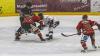Vor 1.535 Zuschauern fand am Sonntagabend in der Memminger Eissporthalle die DEB Oberliga Partie zwischen dem ECDC Memmingen Indians und dem Deggendorfer SC statt. Die Gäste gewannen mit 2:3 Toren.
Paukenschlag in der ersten Minute
Das Spiel begann bereits in der ersten Minute mit einem Paukenschlag. Dominik Meisinger erzielte die 1:0 Führung und nur vier Minuten später erhöhte Matej Pekr auf 2:0 . Doch die Gäste schafften bis zum ersten Drittelende noch den Ausgleich zum 2:2.
Knapper Sieg
Im zweiten Abschnitt gelang Marcel Pfänder von den Gästen mit seinem zweiten Tor bereits der Siegtreffer zum 2:3 für die Deggendorfer in der 29. Minute. Die Memminger mühten sich in der Folgezeit vergebens noch den Ausgleich zu erzielen denn die Gäste hatten mit Timo Pielmeier einen ausgezeichneten Goalie im Tor der einfach jeden Puck, der auf sein Tor zukam, hielt.