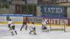 Vor 1.535 Zuschauern fand am Sonntagabend in der Memminger Eissporthalle die DEB Oberliga Partie zwischen dem ECDC Memmingen Indians und dem Deggendorfer SC statt. Die Gäste gewannen mit 2:3 Toren.
Paukenschlag in der ersten Minute
Das Spiel begann bereits in der ersten Minute mit einem Paukenschlag. Dominik Meisinger erzielte die 1:0 Führung und nur vier Minuten später erhöhte Matej Pekr auf 2:0 . Doch die Gäste schafften bis zum ersten Drittelende noch den Ausgleich zum 2:2.
Knapper Sieg
Im zweiten Abschnitt gelang Marcel Pfänder von den Gästen mit seinem zweiten Tor bereits der Siegtreffer zum 2:3 für die Deggendorfer in der 29. Minute. Die Memminger mühten sich in der Folgezeit vergebens noch den Ausgleich zu erzielen denn die Gäste hatten mit Timo Pielmeier einen ausgezeichneten Goalie im Tor der einfach jeden Puck, der auf sein Tor zukam, hielt.