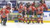 Vor 1.535 Zuschauern fand am Sonntagabend in der Memminger Eissporthalle die DEB Oberliga Partie zwischen dem ECDC Memmingen Indians und dem Deggendorfer SC statt. Die Gäste gewannen mit 2:3 Toren.
Paukenschlag in der ersten Minute
Das Spiel begann bereits in der ersten Minute mit einem Paukenschlag. Dominik Meisinger erzielte die 1:0 Führung und nur vier Minuten später erhöhte Matej Pekr auf 2:0 . Doch die Gäste schafften bis zum ersten Drittelende noch den Ausgleich zum 2:2.
Knapper Sieg
Im zweiten Abschnitt gelang Marcel Pfänder von den Gästen mit seinem zweiten Tor bereits der Siegtreffer zum 2:3 für die Deggendorfer in der 29. Minute. Die Memminger mühten sich in der Folgezeit vergebens noch den Ausgleich zu erzielen denn die Gäste hatten mit Timo Pielmeier einen ausgezeichneten Goalie im Tor der einfach jeden Puck, der auf sein Tor zukam, hielt.