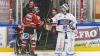 Vor 1.535 Zuschauern fand am Sonntagabend in der Memminger Eissporthalle die DEB Oberliga Partie zwischen dem ECDC Memmingen Indians und dem Deggendorfer SC statt. Die Gäste gewannen mit 2:3 Toren.
Paukenschlag in der ersten Minute
Das Spiel begann bereits in der ersten Minute mit einem Paukenschlag. Dominik Meisinger erzielte die 1:0 Führung und nur vier Minuten später erhöhte Matej Pekr auf 2:0 . Doch die Gäste schafften bis zum ersten Drittelende noch den Ausgleich zum 2:2.
Knapper Sieg
Im zweiten Abschnitt gelang Marcel Pfänder von den Gästen mit seinem zweiten Tor bereits der Siegtreffer zum 2:3 für die Deggendorfer in der 29. Minute. Die Memminger mühten sich in der Folgezeit vergebens noch den Ausgleich zu erzielen denn die Gäste hatten mit Timo Pielmeier einen ausgezeichneten Goalie im Tor der einfach jeden Puck, der auf sein Tor zukam, hielt.