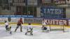 Vor 1.535 Zuschauern fand am Sonntagabend in der Memminger Eissporthalle die DEB Oberliga Partie zwischen dem ECDC Memmingen Indians und dem Deggendorfer SC statt. Die Gäste gewannen mit 2:3 Toren.
Paukenschlag in der ersten Minute
Das Spiel begann bereits in der ersten Minute mit einem Paukenschlag. Dominik Meisinger erzielte die 1:0 Führung und nur vier Minuten später erhöhte Matej Pekr auf 2:0 . Doch die Gäste schafften bis zum ersten Drittelende noch den Ausgleich zum 2:2.
Knapper Sieg
Im zweiten Abschnitt gelang Marcel Pfänder von den Gästen mit seinem zweiten Tor bereits der Siegtreffer zum 2:3 für die Deggendorfer in der 29. Minute. Die Memminger mühten sich in der Folgezeit vergebens noch den Ausgleich zu erzielen denn die Gäste hatten mit Timo Pielmeier einen ausgezeichneten Goalie im Tor der einfach jeden Puck, der auf sein Tor zukam, hielt.