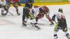Vor 1.535 Zuschauern fand am Sonntagabend in der Memminger Eissporthalle die DEB Oberliga Partie zwischen dem ECDC Memmingen Indians und dem Deggendorfer SC statt. Die Gäste gewannen mit 2:3 Toren.
Paukenschlag in der ersten Minute
Das Spiel begann bereits in der ersten Minute mit einem Paukenschlag. Dominik Meisinger erzielte die 1:0 Führung und nur vier Minuten später erhöhte Matej Pekr auf 2:0 . Doch die Gäste schafften bis zum ersten Drittelende noch den Ausgleich zum 2:2.
Knapper Sieg
Im zweiten Abschnitt gelang Marcel Pfänder von den Gästen mit seinem zweiten Tor bereits der Siegtreffer zum 2:3 für die Deggendorfer in der 29. Minute. Die Memminger mühten sich in der Folgezeit vergebens noch den Ausgleich zu erzielen denn die Gäste hatten mit Timo Pielmeier einen ausgezeichneten Goalie im Tor der einfach jeden Puck, der auf sein Tor zukam, hielt.