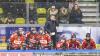 Vor 1.535 Zuschauern fand am Sonntagabend in der Memminger Eissporthalle die DEB Oberliga Partie zwischen dem ECDC Memmingen Indians und dem Deggendorfer SC statt. Die Gäste gewannen mit 2:3 Toren.
Paukenschlag in der ersten Minute
Das Spiel begann bereits in der ersten Minute mit einem Paukenschlag. Dominik Meisinger erzielte die 1:0 Führung und nur vier Minuten später erhöhte Matej Pekr auf 2:0 . Doch die Gäste schafften bis zum ersten Drittelende noch den Ausgleich zum 2:2.
Knapper Sieg
Im zweiten Abschnitt gelang Marcel Pfänder von den Gästen mit seinem zweiten Tor bereits der Siegtreffer zum 2:3 für die Deggendorfer in der 29. Minute. Die Memminger mühten sich in der Folgezeit vergebens noch den Ausgleich zu erzielen denn die Gäste hatten mit Timo Pielmeier einen ausgezeichneten Goalie im Tor der einfach jeden Puck, der auf sein Tor zukam, hielt.