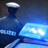 In einem Haus im niederbayerischen Dingolfing haben Einsatzkräfte der Polizei und Feuerwehr die Leiche eines Mannes und seine schwer verletzte Ehefrau gefunden. Offenbar war im Haus Kohlenmonoxid ausgetreten. (Symbolbild)