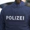 Die Polizei in Günzburg ermittelt gegen einen Mercedesfahrer, der ein Familienauto bei Kötz abgedrängt und ausgebremst haben soll. (Symbolfoto)