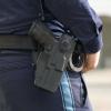 An einer Kaufbeurer Schule hat die Polizei einen 17-jährigen Schüler festgenommen. Der Jugendliche soll zwei Mitschüler mit einem Messer bedroht haben. (Symbolbild)