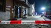 Einsatzkräfte der Feuerwehr stehen nach einem Brand vor einem Wohnkomplex in der Oberpfalz. Bei dem Brand in einem großen Wohnkomplex im Landkreis Schwandorf sind mehr als 30 Menschen durch Rauch verletzt worden, wie ein Sprecher der Feuerwehr mitteilte. Einsatzkräfte der Feuerwehr stehen nach einem Brand vor einem Wohnkomplex in der Oberpfalz. Bei dem Brand in einem großen Wohnkomplex im Landkreis Schwandorf sind mehr als 30 Menschen durch Rauch verletzt worden, wie ein Sprecher der Feuerwehr mitteilte.