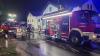 Einsatzfahrzeuge der Feuerwehr stehen nach einem Brand vor einem Wohnkomplex in der Oberpfalz. Bei dem Brand in einem großen Wohnkomplex im Landkreis Schwandorf sind mehr als 30 Menschen durch Rauch verletzt worden, wie ein Sprecher der Feuerwehr mitteilte.