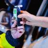Auf der B30 bei Ravensburg hat die Polizei einen Sattelzugfahrer wegen seiner unsicheren Fahrweise gestoppt. Bei der Kontrolle stellte sich heraus, dass der Mann mit über zwei Promille am Steuer saß. (Symbolbild)