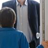 Ein Junge öffnet einem Mann die Tür. In Neu-Ulm wurde ein 60-Jähriger festgenommen, der jahrelang Kinder missbraucht, vergewaltigt und gefilmt haben soll. (Symbolbild)