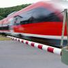 Eine geschlossene Bahnschranke ignorierte eine Autofahrerin am Sonntag in Traunstein. Sie fuhr um die Halbschranke herum und krachte mit einer Regionalbahn zusammen. (Symbolfoto)