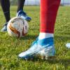 In Tussenhausen hat ein Fußballspieler bei einem Spiel einen Fan geschlagen und getreten. (Symbolbild)
