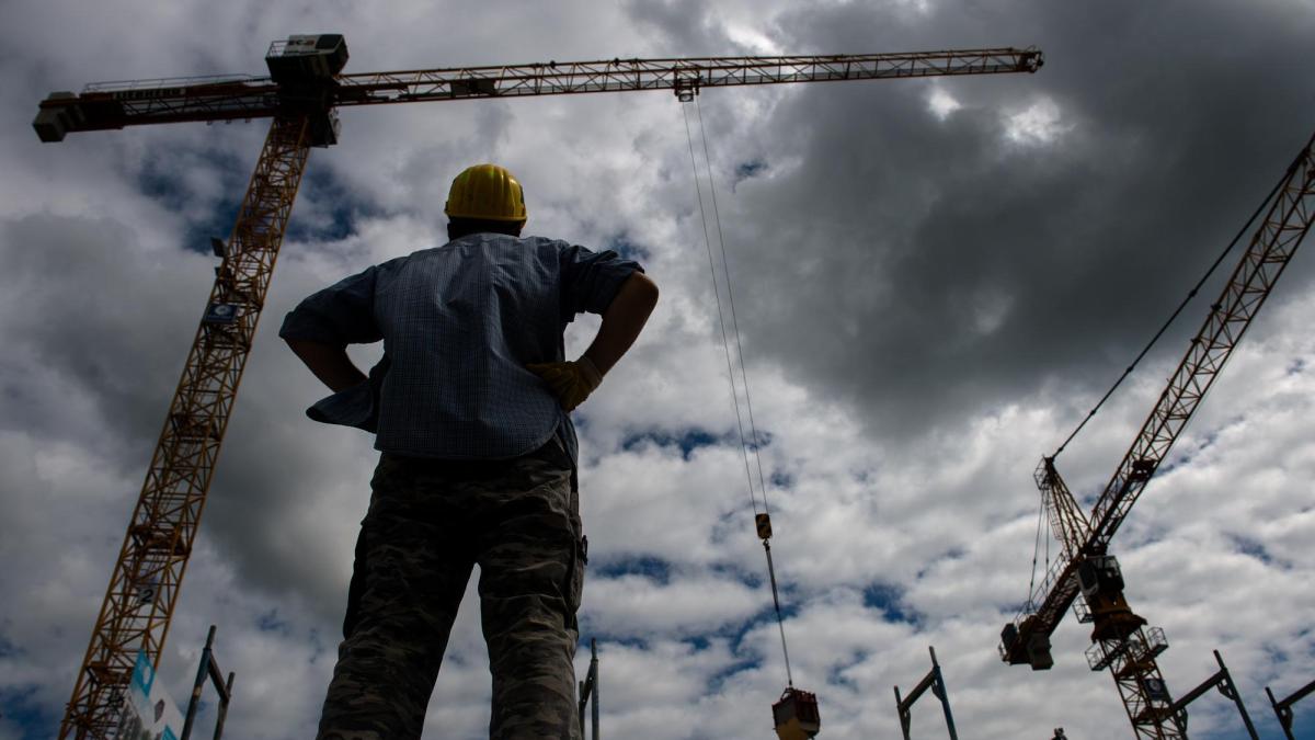 Accident in Bad Wildbad: 40-meter-high crane topples onto house and truck