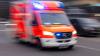 Etwa 20 Meter eine steile Böschung hinabgestürzt ist in der Nacht auf Montag ein Mann in Strengen (Tirol). Die Rettungskräfte brachten ihn zur Behandlung ins Krankenhaus Zams. (Symbolfoto)