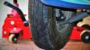 Vom eigenen Auto überrollt worden ist ein Mann am Samstag in Blaustein. Beim Autoreparieren kam das aufgebockte Auto ins Rutschen. (Symbolbild)
