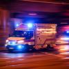 Ein Rettungswagen fährt mit Blaulicht zu einem Einsatz. Bei einem Unfall nahe Stockheim kam für ein Kind und eine Frau jede Hilfe zu spät. (Symbolbild)