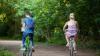 Bei einem Fahrradunfall krachte am Sonntag eine Jugendliche in eine E-Bikerin, weil sie ihren Bruder in der Kurve überholen wollte. (Symbolbild)