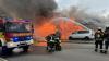 Ende Juni ist ein leerstehendes Autohaus in Kempten komplett abgebrannt. Die Polizei ermittelt wegen Brandstiftung und hat nun zwei Verdächtige gefasst. (Archivbild)