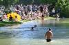 Bei einem tragischen Badeunfall im Münchner Eisbach wurde ein 24-jähriger Mann von einer Wasserwalze unter Wasser gedrückt. Nun ist er im Krankenhaus gestorben. (Archivbild)