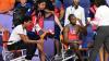 Die deutsche Leichtathletin Malaika Mihambo und der US-Sprinter Noah Lyles werden am Donnerstagabend im Rollstuhl aus dem Innenbereich des Stade de France geschoben. Beide hatten kurz zuvor Medaillen gewonnen.