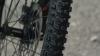 In Kössen ist ein Mountainbiker bei einem Sturz verletzt worden. Der Mann war mit dem Außenspiegel eines Autos kollidiert. (Symbolbild)
