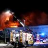 Einsatzkräfte der Feuerwehr löschen einen Brand in einem Erlebnisbad. Beim Brand eines Erlebnisbads in Weinheim im Rhein-Neckar-Kreis ist nach ersten Schätzungen der Polizei ein Schaden in zweistelliger Millionenhöhe entstanden. 