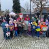 Der Nikolaus hatte für jeden Teilnehmer des Kürbisschnitz-Wettbewerbs einen Preis dabei.