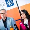 Daniela Cavallo, Gesamt- und Konzernbetriebsratsvorsitzende der Volkswagen AG, und Thorsten Gröger, Bezirksleiter der IG Metall, zeigen sich zum Start der vierten Tarifrunde kämpferisch. (Archivbild)