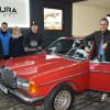 Waren beeindruckt vom Angebot des Gebrauchtwagenhandels „Wisura Motors“ am Ortsrand von Hohenreichen (von links): Franz Stepan, Wertinger Stadtrat und Wirtschaftsreferent, Hans Moraw, Vorsitzender der Wertinger Wirtschaftsvereinigung und Alexandra Killisperger, Wirtschaftsförderin der Stadt Wertingen neben Autoaufbereiter Michael Trautwein und Firmengründer Stefan Wisura. 