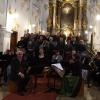 Ein faszinierendes Programm bot Hans Berger (links am Tisch sitzend) zusammen mit seinem großen Ensemble und dem Montinichor bei dem aus seiner Feder stammenden „Altbayerischen Advent“ im Baringer Münster.