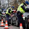 Kritischer Blick in die Autos: Kontrollen an der niederländischen Grenze.