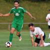 In die Knie gezwungen – wie hier Florian Eising – wurde der TSV Wertingen im Landkreisderby der Landesliga Südwest gegen den FC Gundelfingen. Die Gäste gewannen auch starker Dribblings von Felix Hafner (links) mit 4:0.