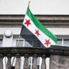 Über der syrischen Botschaft in Berlin weht jetzt die Flagge der Revolutionäre.