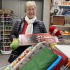 Den Einkaufswagen voll mit Stoffen und Wolle hat Elisabeth Vogele. Die 67-Jährige aus Dinkelscherben ist eigens nach Wertingen gekommen, um Vorrat für ihre Taschen und Sitzkissen einzukaufen.