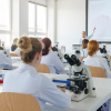 In der Berufsfachschule bilden sich junge Menschen zu Medizinischen Technologen für Laboratoriumsanalytik aus.