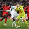 Bei seiner verunglückten Rettungsaktion gegen Leverkusens Jeremie Frimpong (weißes Trikot) brach sich Bayern-Torwart Manuel Neuer (gelbes Trikot) eine Rippe.