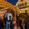 Auf dem Aichacher Christkindmarkt gibt es einen Bratwurstburger.