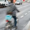 Auch in der Donaustraße werden jetzt Schutzstreifen für Fahrradfahrer angebracht. Auf der alten B16 (siehe Archivbild) sind die Streifen bereits markiert. 