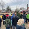 Bürgermeister Heinz Geiling eröffnete kurz nach 14 Uhr den Weihnachtsmarkt. Die Kinder im Hintergrund warten schon auf ihren Einsatz. 