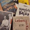 Es gibt viele Bücher über Kafka auch von der jüngeren Generation. 