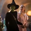 Cynthia Erivo (links) als Elphaba und Ariana Grande als Glinda spielen in  "Wicked".