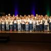 Zum großen Finale des Adventskonzerts der Städtischen Musikschule Günzburg stand Leiterin Anja Baldauf (rechts) zusammen mit dem Kinderchor, der Big Band und dem Kollegium auf der Bühne. 