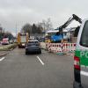 Auf einer Baustelle auf dem Kemptener Schumacherring löste sich eine Schaufel von einem Bagger und fiel auf zwei Personen.